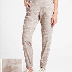 Athleta Brooklyn Jogger - Light Gray Camo, Size 12